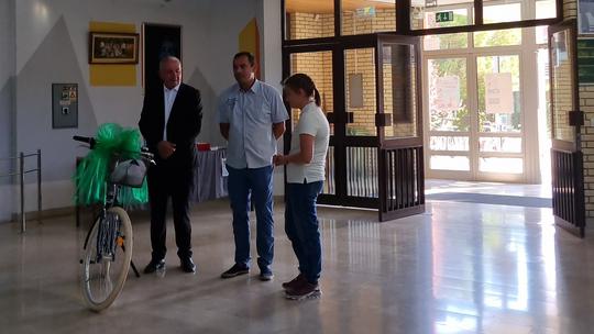 Općinski načelnik Dražen Tonkovac pozdravio je sve učenike, a iskoristio je priliku da ih motivira na učenje nagradivši učenicu 8. razreda Anu Piroš