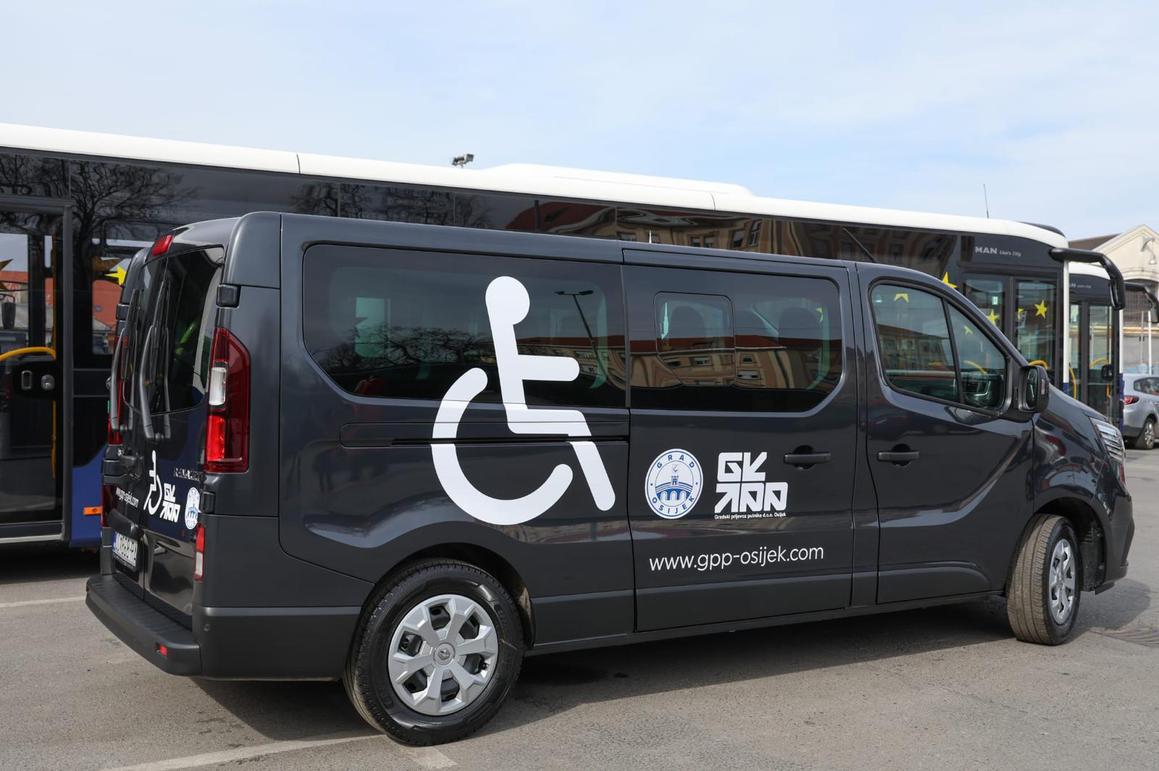 Grad Osijek kupio kombi za besplatan prijevoz osoba s invaliditetom