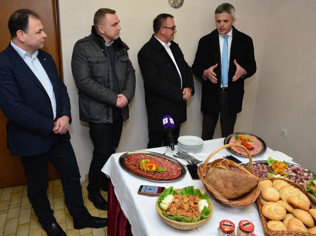 Mesna industrija Papuk iz Požege nakon 10 godina ponovo je pokrenula proizvodnju trajnih i polutrajnih proizvoda pod brandom Čiča Mata