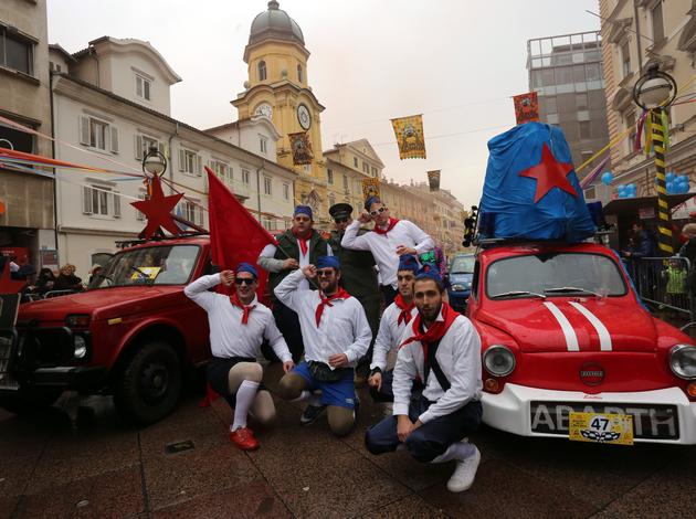 Kolona od 65 maškaranih vozila na rallyju Pariz - Bakar