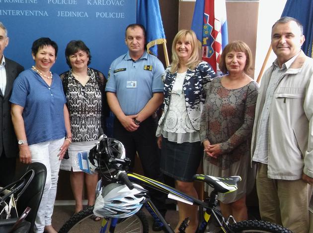 Za karlovačke osnovnoškolce policija kupila pet bicikala, kacige i prsluke