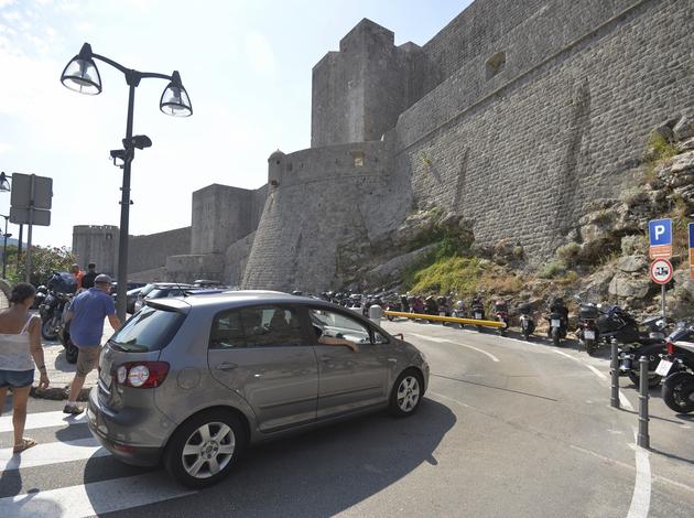 Parkiralište uz stare gradske zidine u Dubrovniku