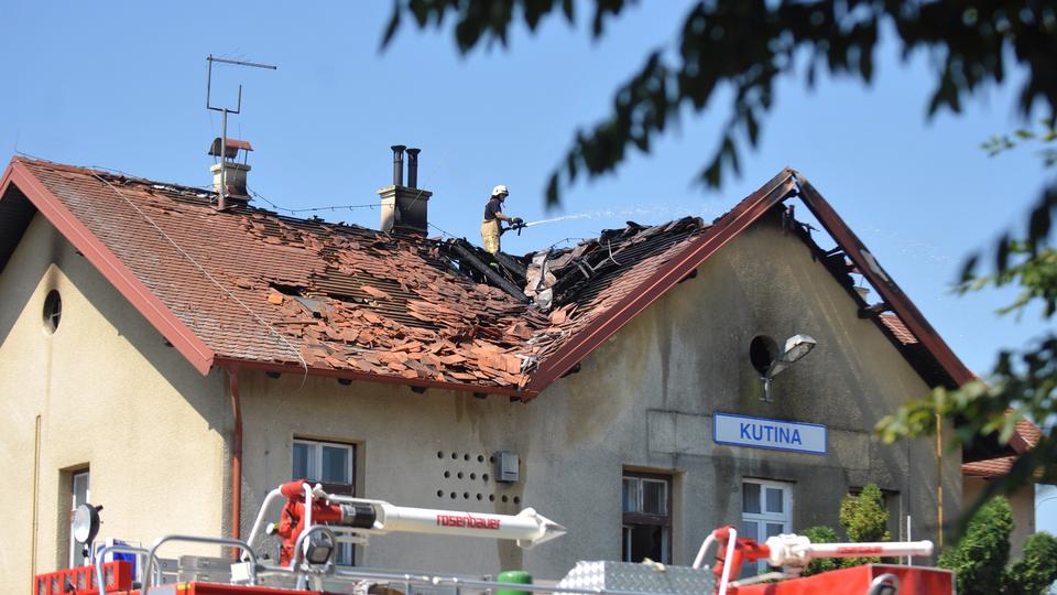 Požar na krovu željezničkog kolodvora, prekinut promet prugom Zagreb-Kutina-Vinkovci