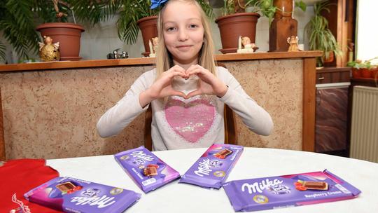 Djevojčica Lara donirala čokolade socijalnoj samoposluzi