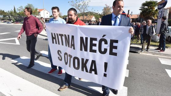 Načelnik općine Tisno Ivan Klarin, prosvjed