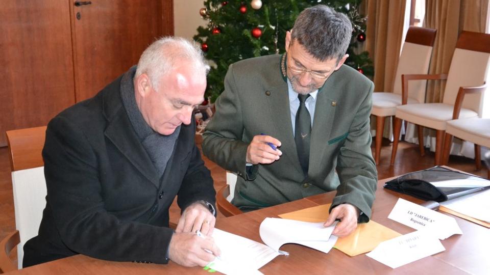 Župan Goran Pauk potpisuje ugovore s lovačkim društvima