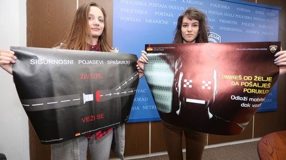 Učenice Martina Katić i Mateja Štedul napravile su plakat za policiju