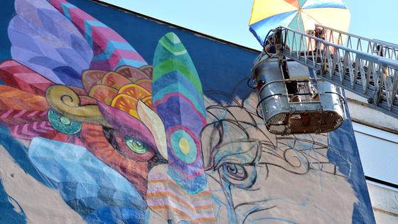 Meksički umjetnik Farid Rueda radi na muralu