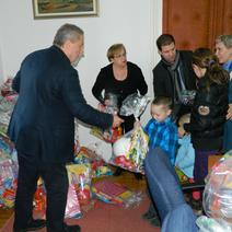 Milan Bandić dijelio pakete djeci iz Vukovara i Gunje