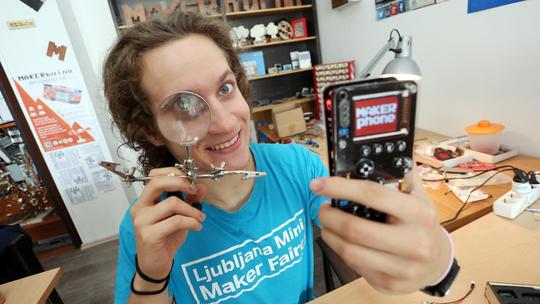 Albert Gajšak s novim proizvodom Makerphoneom
