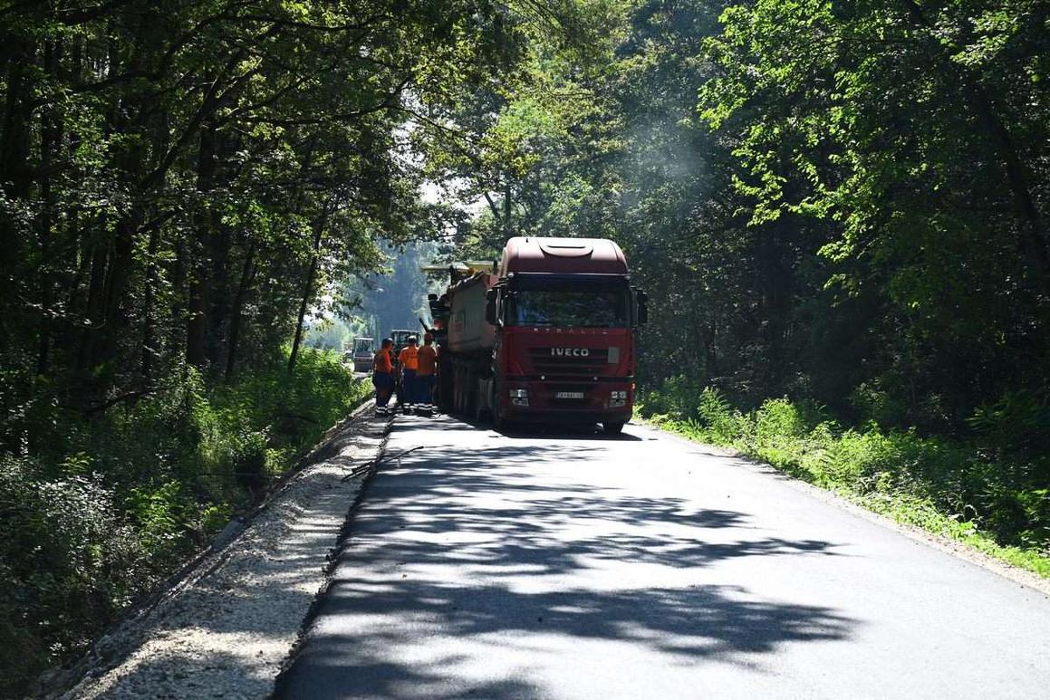 Postavlja se asfalt na cesti od naselja Svinjičko do državne ceste