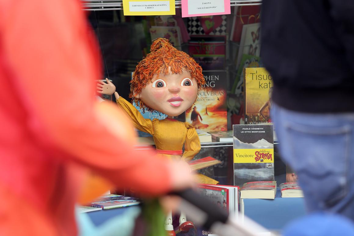 Lutke u izlozima trgovina u centru grada oduševile građane