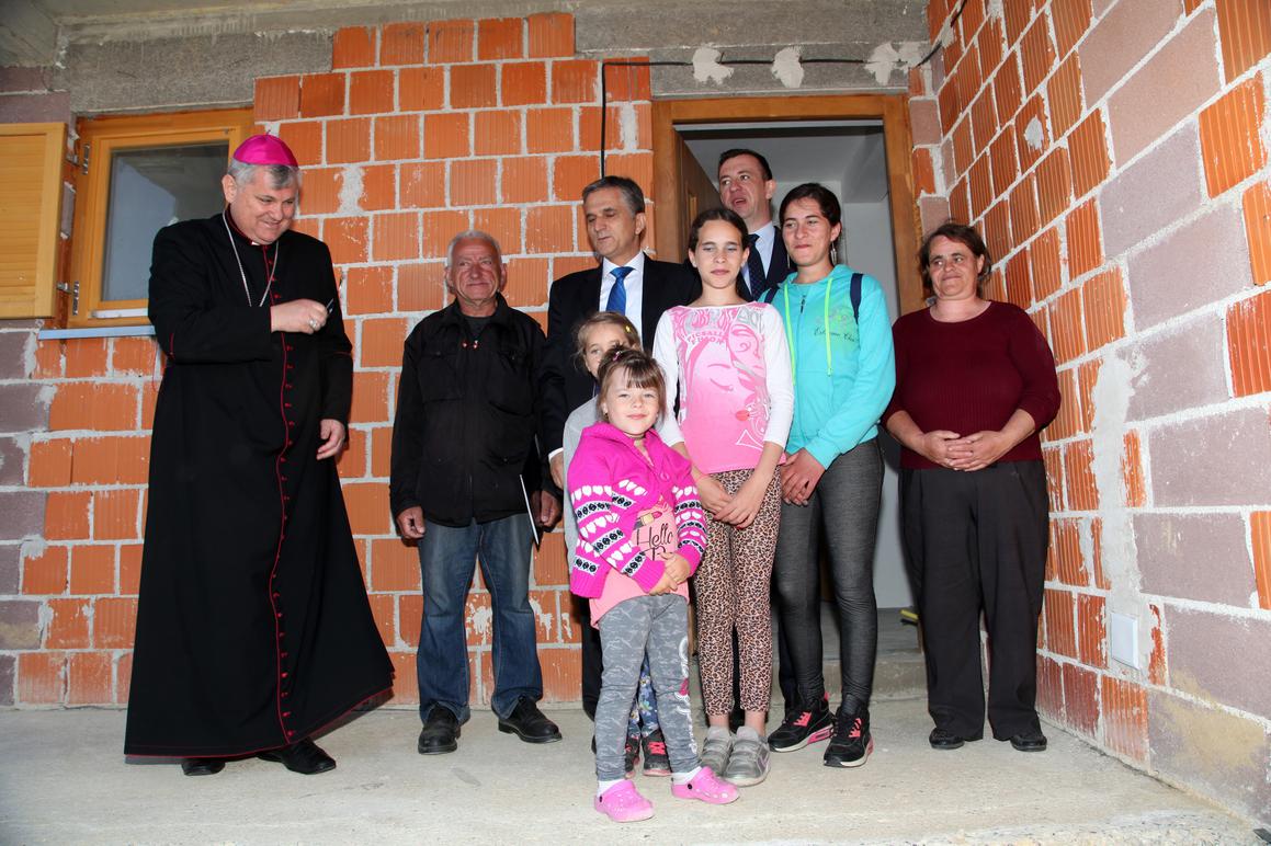 Nakon 18 godina obitelji kosovskih Hrvata primili ključeve kuća u naselju Dumače