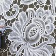 Poljska umjetnica NeSpoon motiv hrvatske čipke oslikava na pročelju zgrade u Ulici Oktavijana Augusta