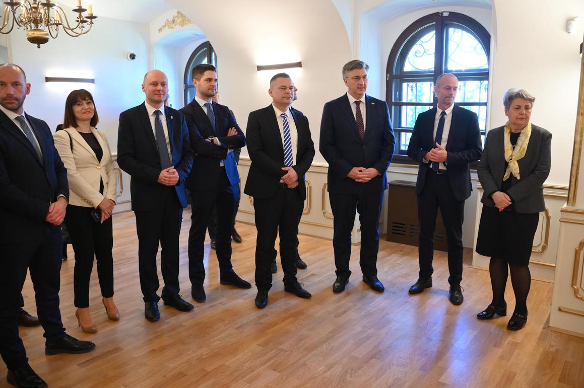 Premijer Plenković sa suradnicima obišao obnovljeni dvorac Pejačević