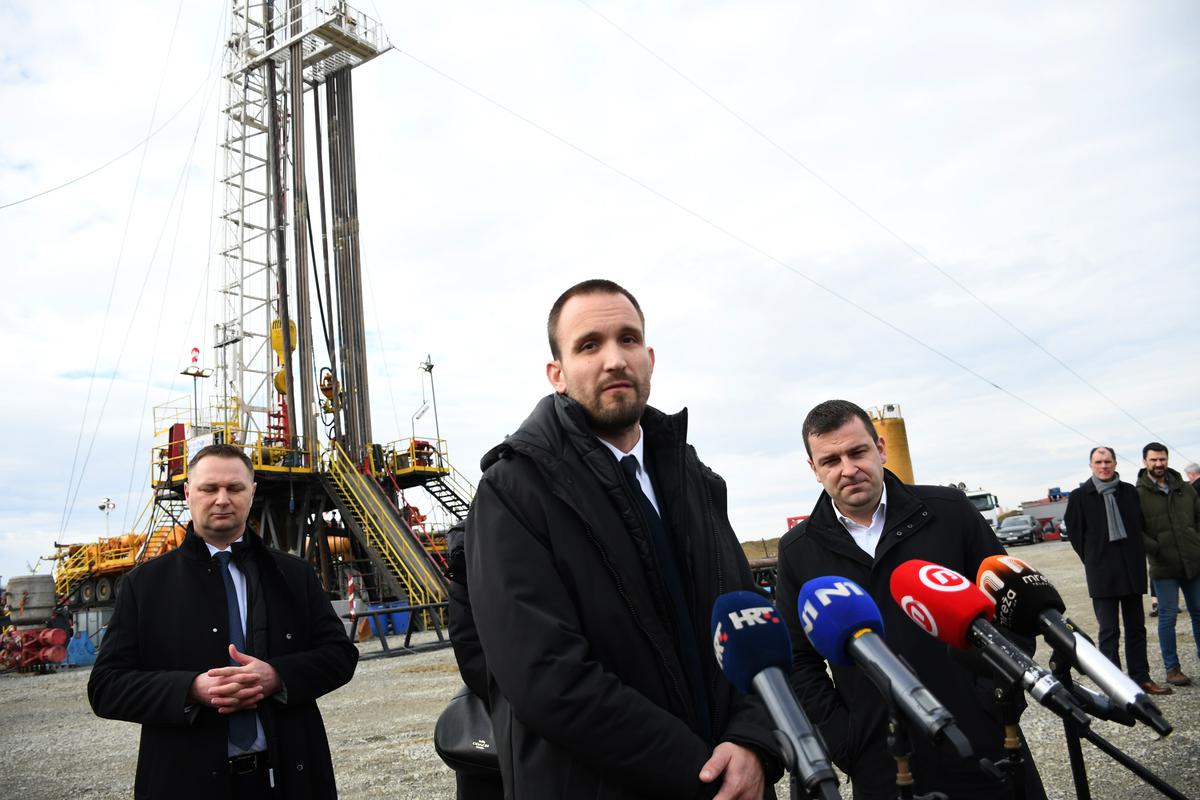 Ministar regionalnog razvoja i EU fondova Šime Erlić i gradonacelnik Bjelovara Dario Hrebak obisli su Veliko Korenovo odnosno lokaciju zapocetih radova na busotini geotermalnog izvora energije