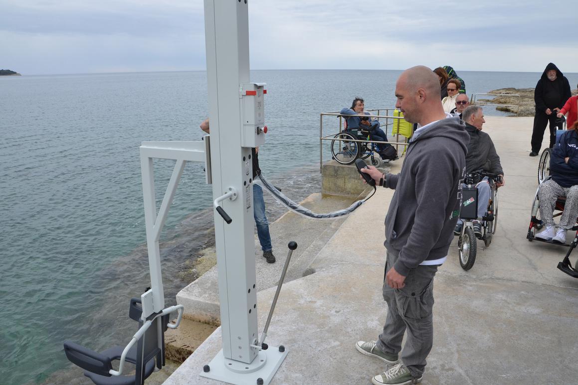 Pulska plaža sada ima novi lift za spuštanje osoba s invaliditetom u more