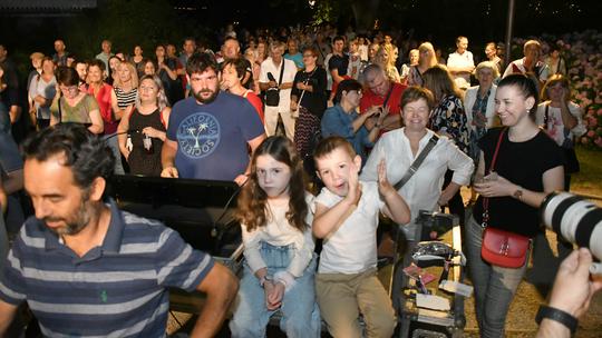 Ljetna manifestacija u gradu opet donosi pregršt odličnih koncerata, popularnih filmskih projekcija pod zvijezdama u središnjem gradskom parku, mnogo sadržaja za najmlađe