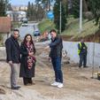 Gradonačelnica i njezin zamjenik Petar Burić obišli su Ulicu 30. svibnja u Bregani gdje je u tijeku zamjena kanalizacijskih cijevi, a radi se i nova rasvjeta, odvodnja i novi asfalt u duljini oko 660 metara
