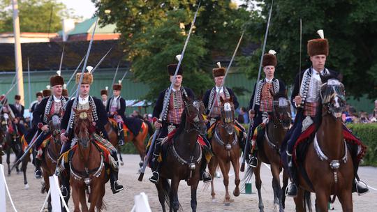 SVEČANI MIMOHOD alkarske povorke u perivoju dvorca Schönbrunn u Beču privukao je tisuće posjetitelja, bila je to prilika za promicanje kulturne i povijesne znamenitosti Cetinske krajine, Splitsko-dalmatinske županije i cijele RH