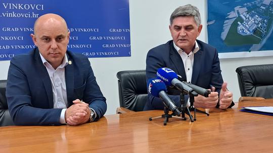 Gradonačelnici Vinkovaca i Otoka, Ivan Bosančić i Josip Šarić, obojica iz HDZ-a, poručili su na konferenciji za novinare da se nitko ne treba plašiti najavljene porezne reforme
