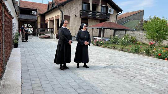 O realiziranom projektu govorila je zamjenica provincijalne poglavarice iz Đakova, sestra Nikolina Nikolić, koja je podsjetila kako će se ove godine obilježiti 75 godina otkako su sestre u ovoj kući