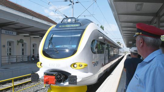 Sisačko-moslavački župan Ivan Celjak na Željezničkom kolodvoru u Sisku dočekao je prvi novi elektromotorni vlak za regionalni prijevoz