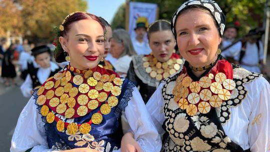 Svečanim mimohodom u kojem je sudjelovalo oko 2000 folkloraša iz 65 kulturno-umjetničkih društava iz cijele Hrvatske i dijaspore zatvorene su 58. Vinkovačke jeseni