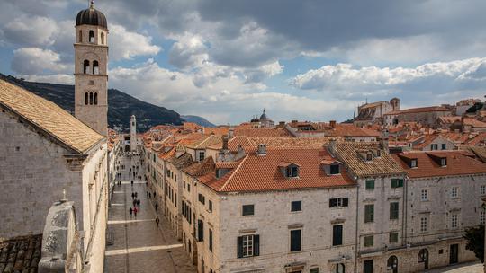 Sunčan dan u staroj gradskoj jezgri Dubrovnika