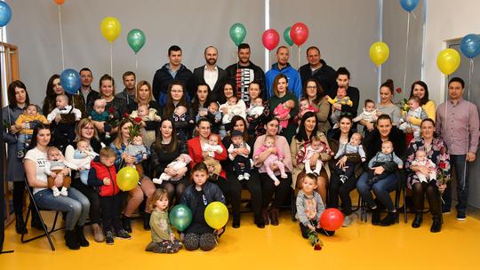 Grad Pleternica darivao bebe rođene u posljednja tri mjeseca 2019. godine