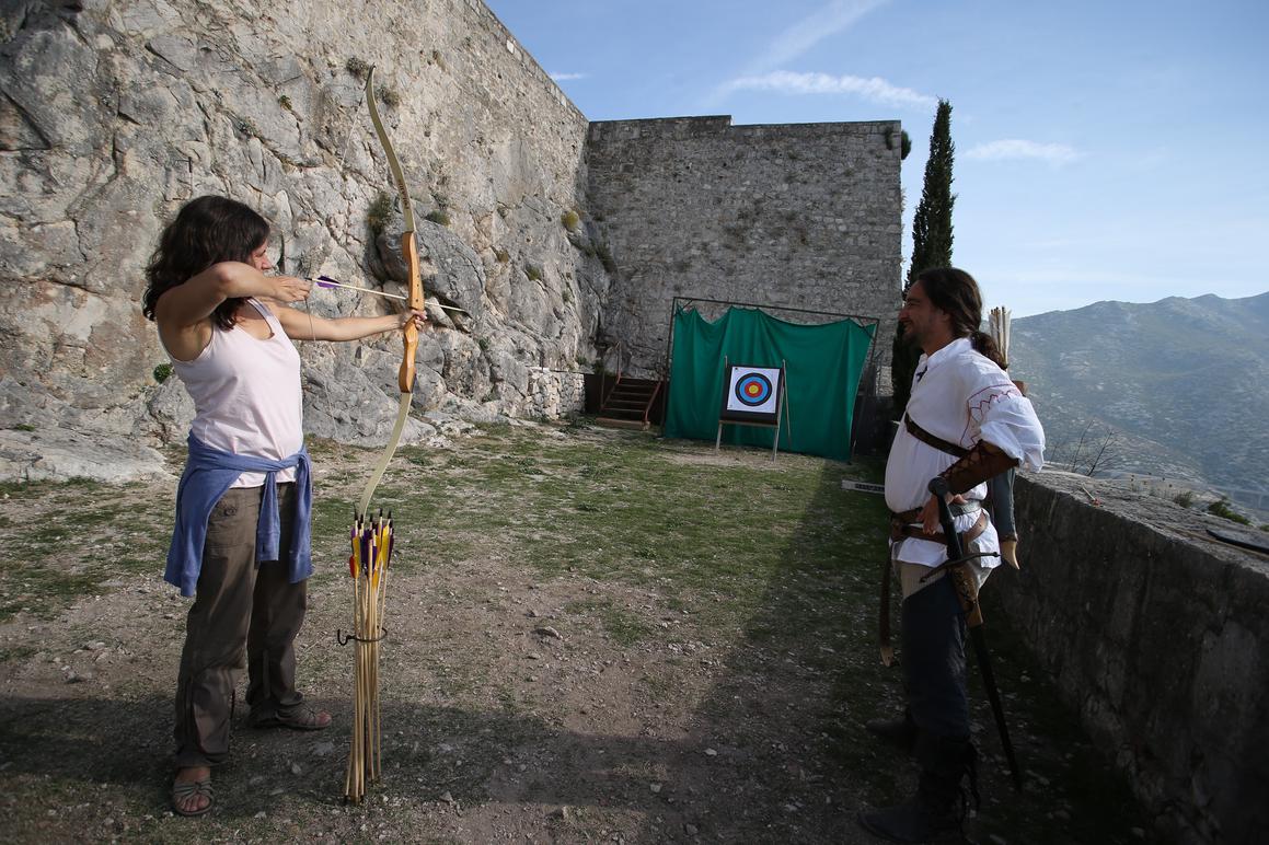 Posjetitelje tvrđave Kliški uskoci besplatno obučavaju u streličarstvu i mačevanju