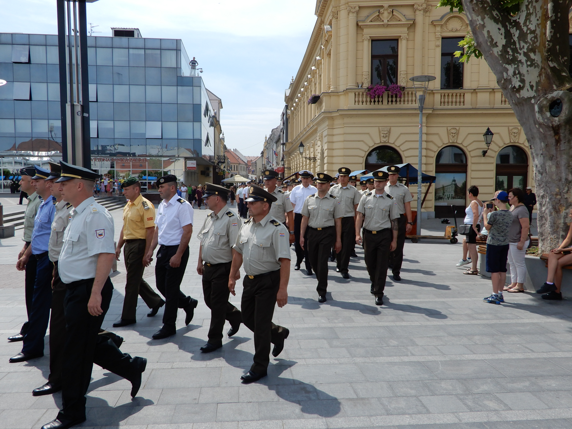 Prije svečane promocije ulicama Vukovara mimohod polaznika vojne škole