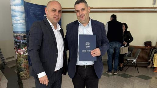 Ugovore je predstavnicima udruga uručio gradonačelnik Vinkovaca Ivan Bosančić