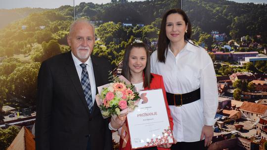 PONOS GRADA Na međunarodnom natjecanju u Kini Ema Dujmović nastupila je u samoborskoj narodnoj nošnji i osvojila posebno priznanje žirija za najkreativnije dijete