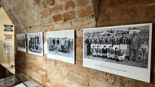 Izložbu je pripremio povjesničar i kustos kulturno-povijesne zbirke Muzeja Turopolja Josip Popovčić