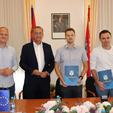 Na svečanom potpisivanju bili su župan Darko Koren (drugi slijeva), gradonačelnik Koprivnice i saborski zastupnik Mišel Jakšić (sasvim lijevo) te njihovi najbliži suradnici