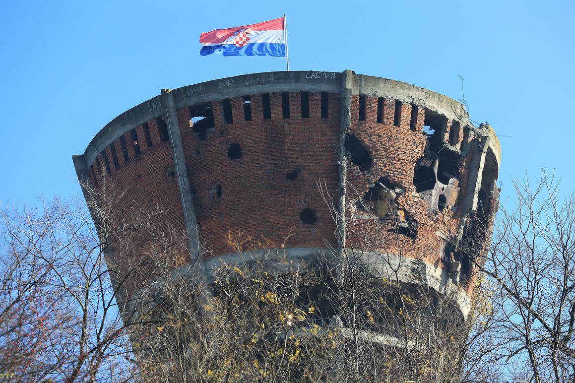 Hrvatski zastava na Vodotornju vijorila se uz poruku - Mitnica nije pala