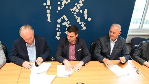 potpisivanje ugovoa za obnovu cesta itzmeđu Kutine i ŽUC
