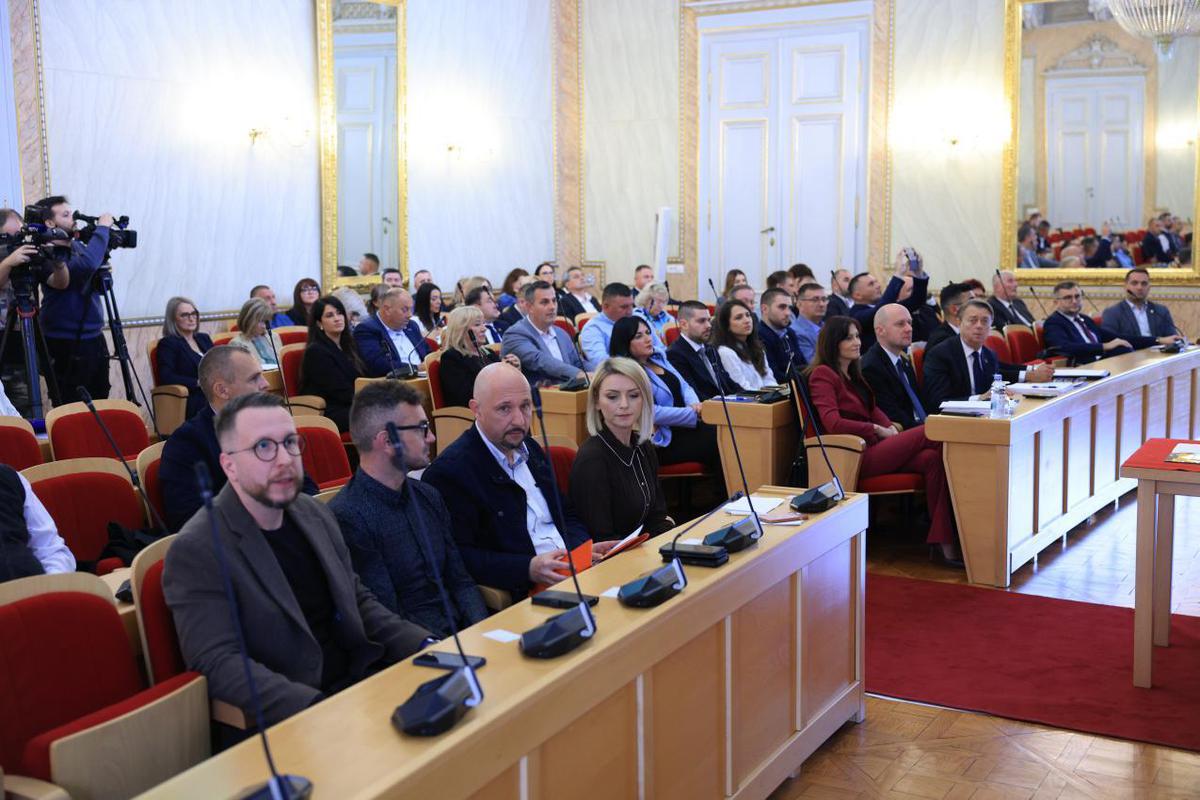 storyeditor/2025-10-26/Skupstina_1.JPG OSJEČKO-BARANJSKA županija planira uvesti dodatne mjere pomoći za starije i nemoćne osobe slabijeg imovinskog stanja, odnosno uvođenje imovinskog cenzusa kakav zasad ne postoji u Hrvatskoj, istaknula je županica Nataša Tramišak