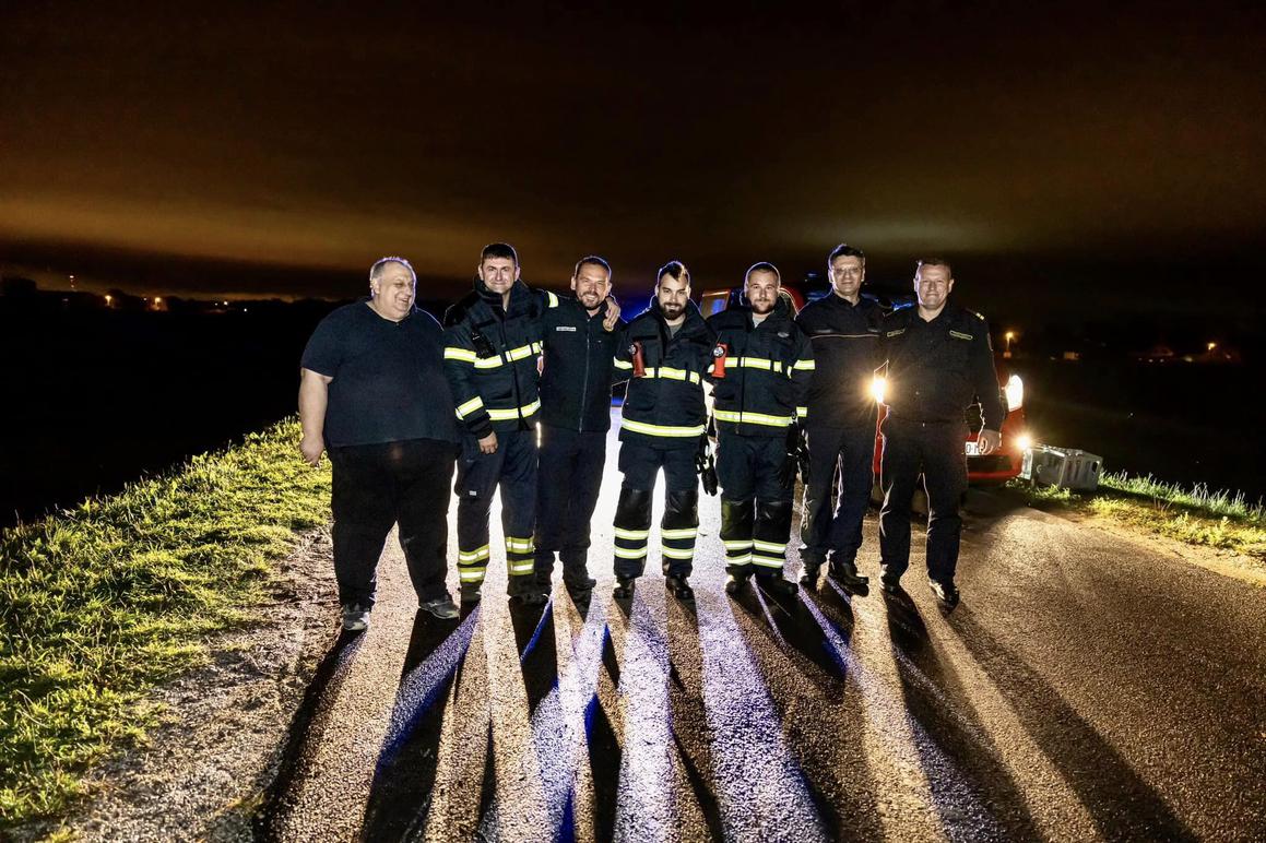 Zečje nasipe u Općini Orle gradilo 117 vatrogasaca iz Velike Gorice