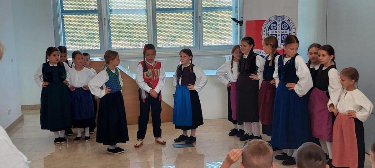 storyeditor/2025-06-12/mda-djeca-folklor-1024x461.jpg U PROGRAMU su nastupili članovi Kulturno-umjetničkog društva "Dicmo". Dječja folklorna skupina izvela je tradicijske igre i pjesme dicmanskoga kraja, a pučki pjevači otpjevali tradicionalnu reru