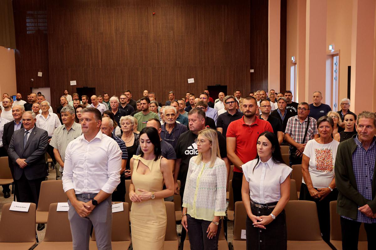 storyeditor/2025-08-01/PXL_290725_136109019.jpg PRVA ovogodišnja raspodjela sredstava iz županijskog programa energetske učinkovitosti i poticanja obnovljivih izvora energije uz pojedinačne korisnike uključila je i lokalne zajednice za projekt nove, štedljive i ekološki prihvatljive javne rasvjete