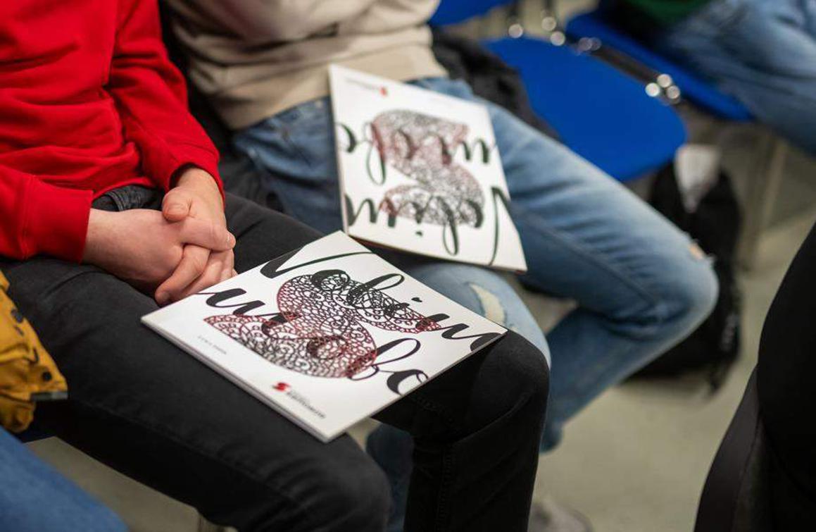 Dodjeljuje se 120 stipendija, učenici će mjesečno dobivati 110 eura, a studenti 160