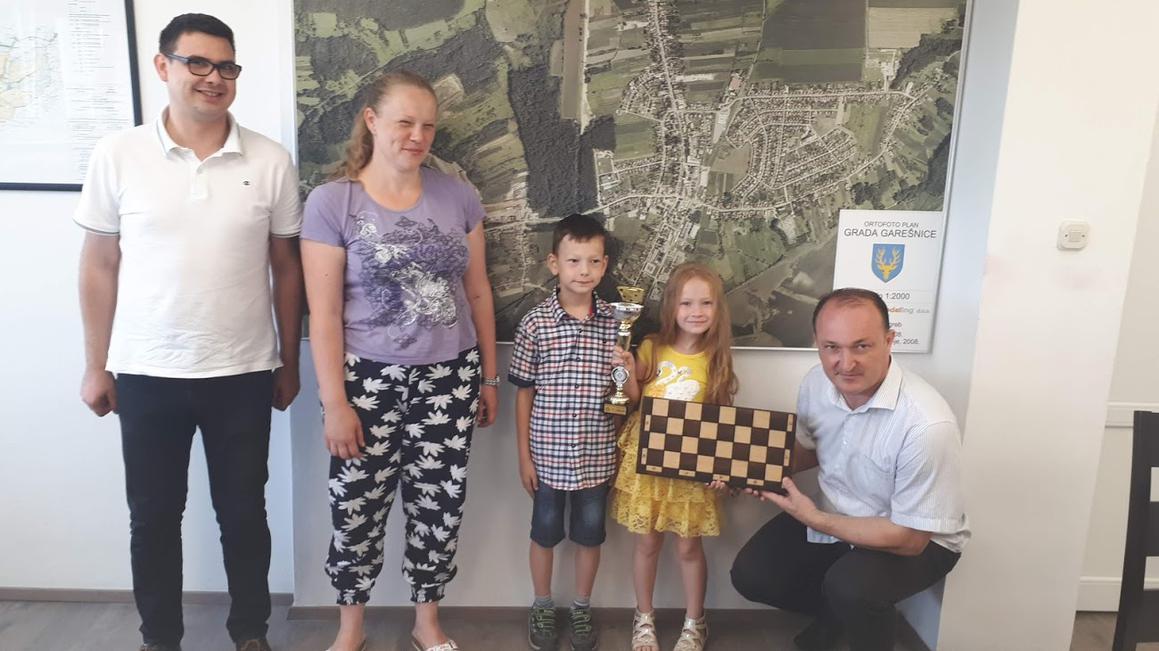 Mladoj šahistici pomoć Grada i šahovska garnitura
