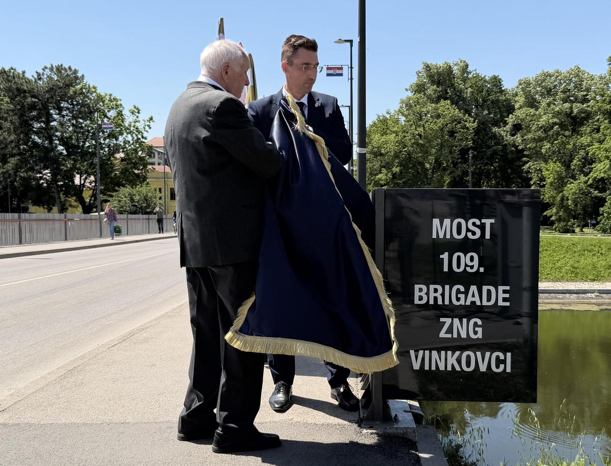 Spomen-ploču su otkrili prvi zapovjednik legendarne brigade pukovnik Ivan Petrinović i vinkovački gradonačelnik Josip Romić
