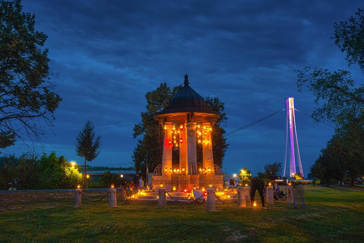 Secesijski zdenac "Pejačević" osvijetljen sa 117 fenjera u sklopu SEDECO festivala
