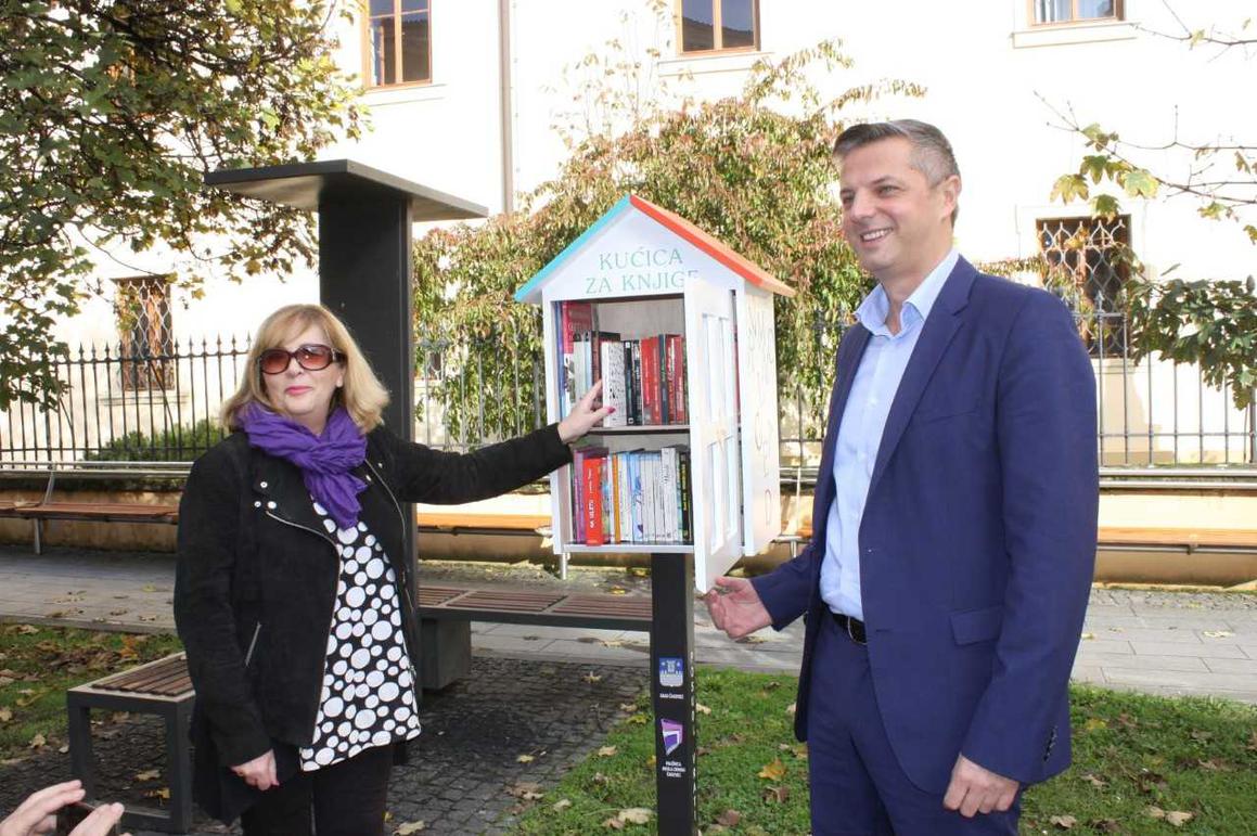 Usred grada postavili kućicu za knjige