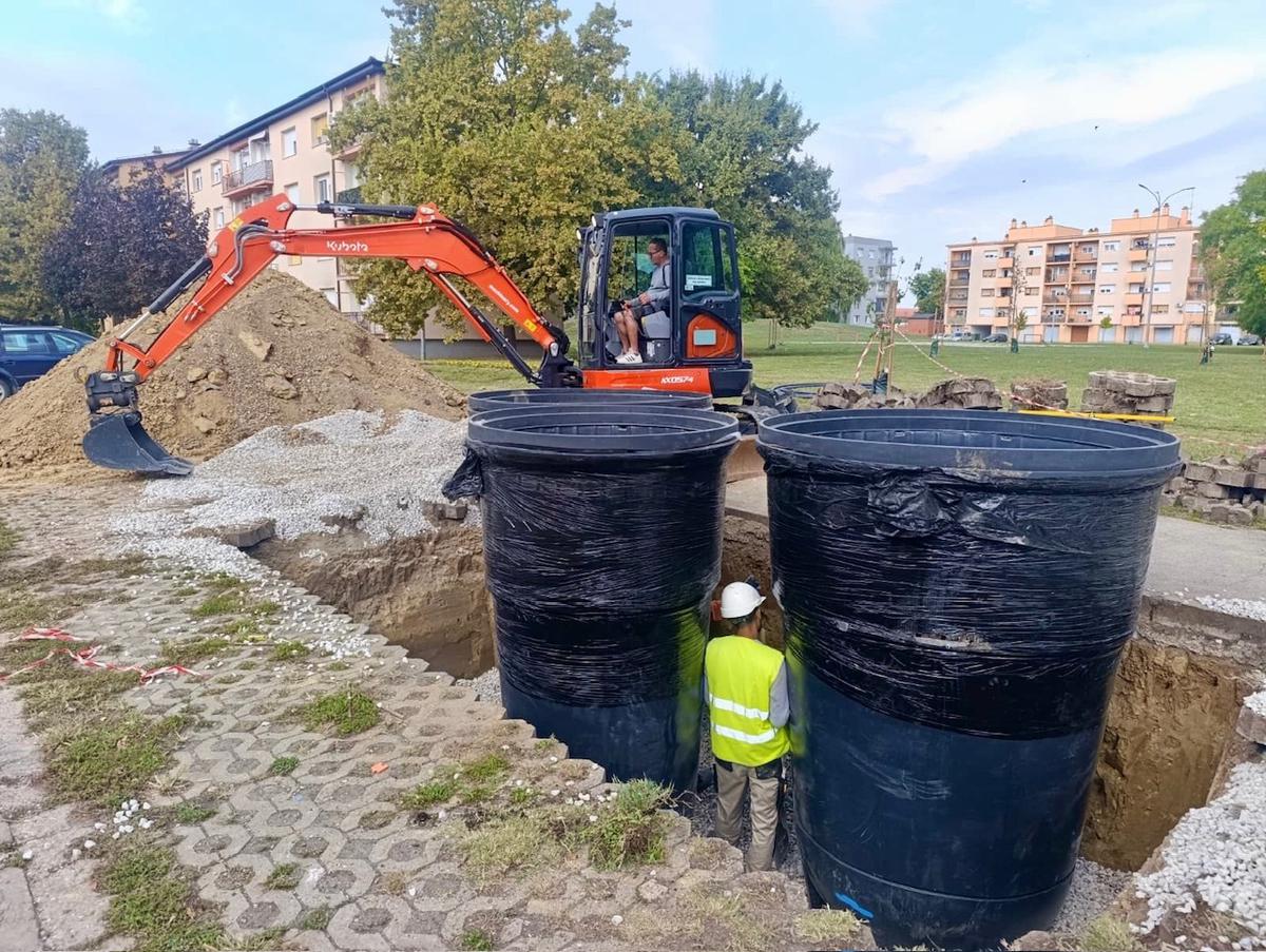storyeditor/2025-10-02/foto_1__3___1_.jpg Naš cilj je izgraditi grad koji živi u skladu s najboljim europskim praksama i koji svoje resurse koristi odgovorno. Postavljanjem ovih spremnika činimo još jedan korak prema tome da naš sustav gospodarenja otpadom bude učinkovitiji, rekao je Romić