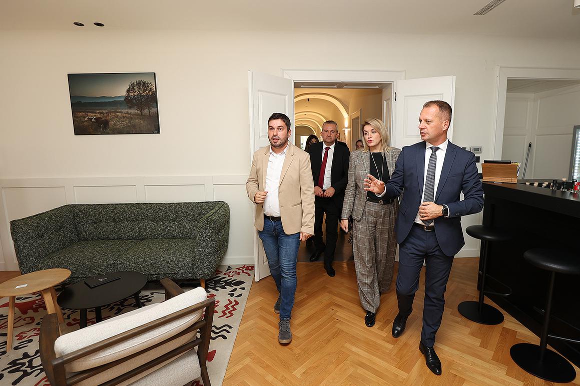 Dvorci u kojima se može spavati, a imaju i bazen, postali turistički hit