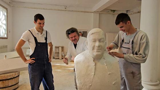 Akademski kipar Mate Roščić izrađuje bistu nezaboravljenog pjevača Vinka Coce koja će biti postavljena u njegovu rodnom Trogiru